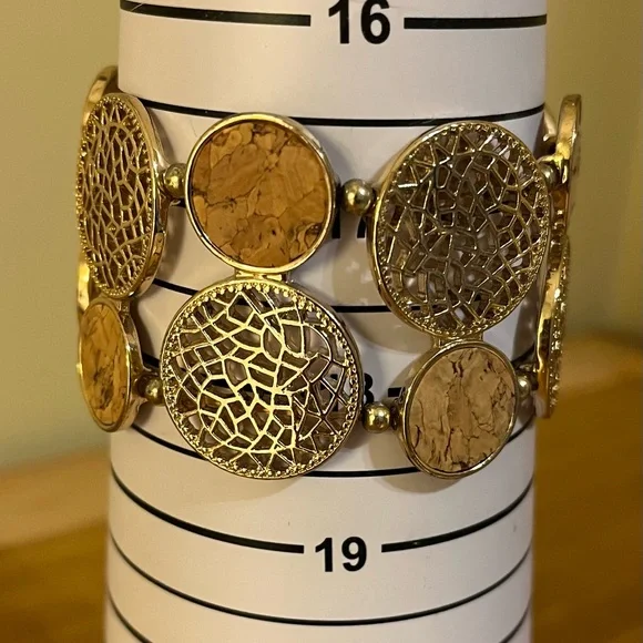 Very unique gold tone and cork elastic bracelet size 7 1/2 and 1 3/4 inch wide - Picture 5 of 6